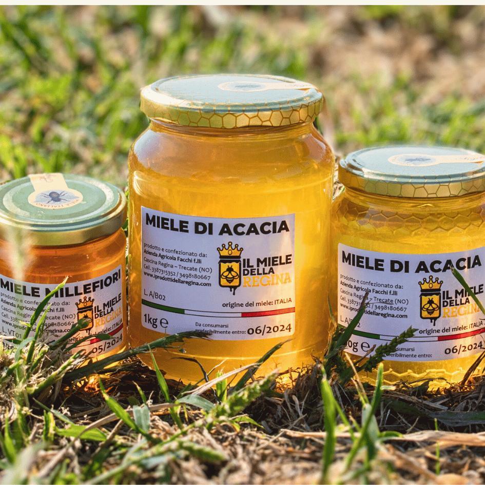 Barattoli di miele di acacia e millefiori artigianale Il Miele della Regina su prato a Trecate C'era una Volta