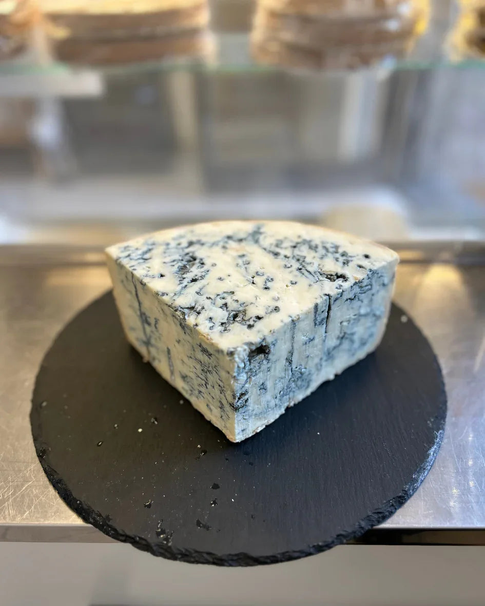 Pezzo di formaggio Gorgonzola naturale DOP su piatto di ardesia nero, C'era una volta - Bottega delle Mucche - Trecate (NO)