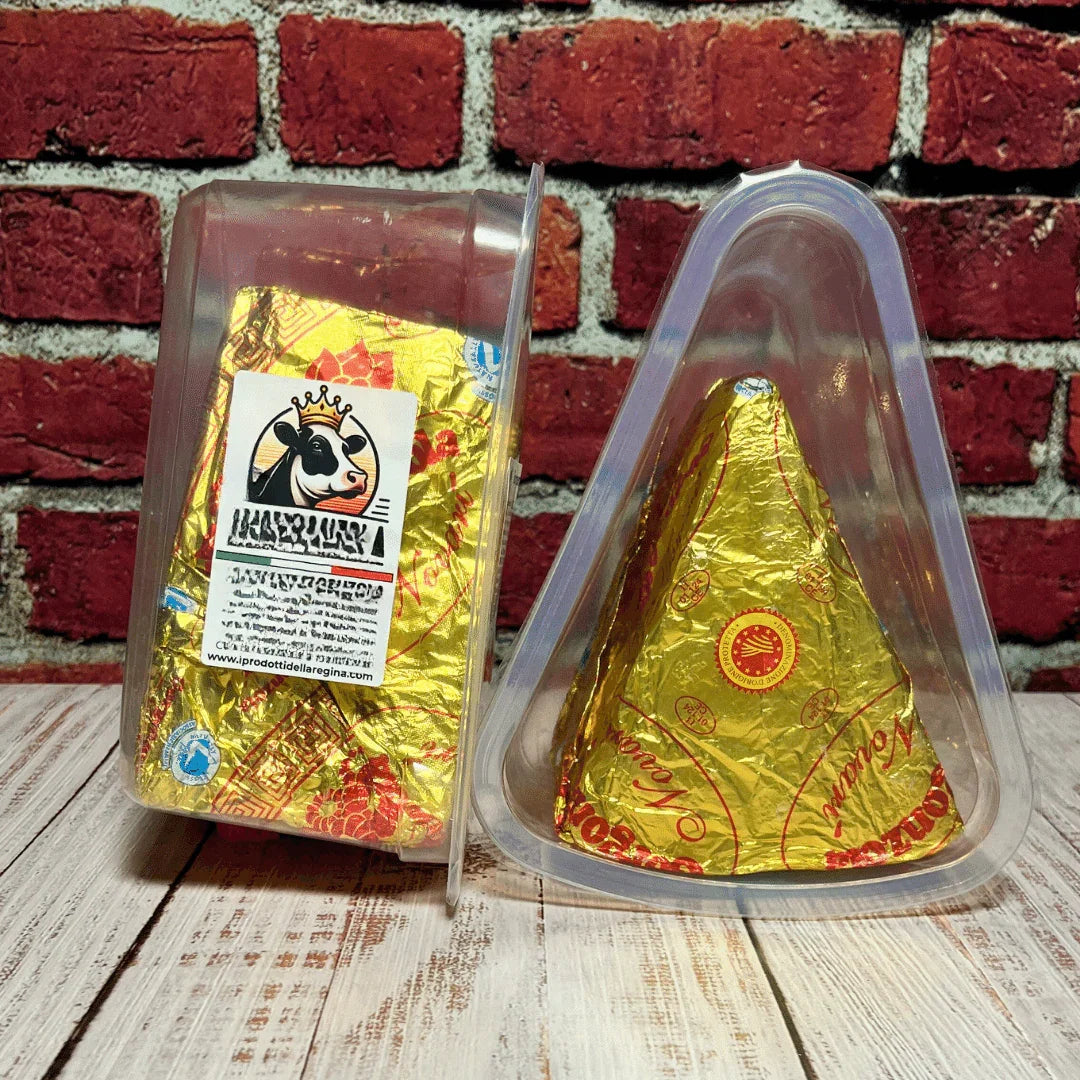 Formaggio Gorgonzola DOP avvolto in foglio dorato in confezione trasparente - C'era una volta - Bottega delle Mucche - Trecate (NO)