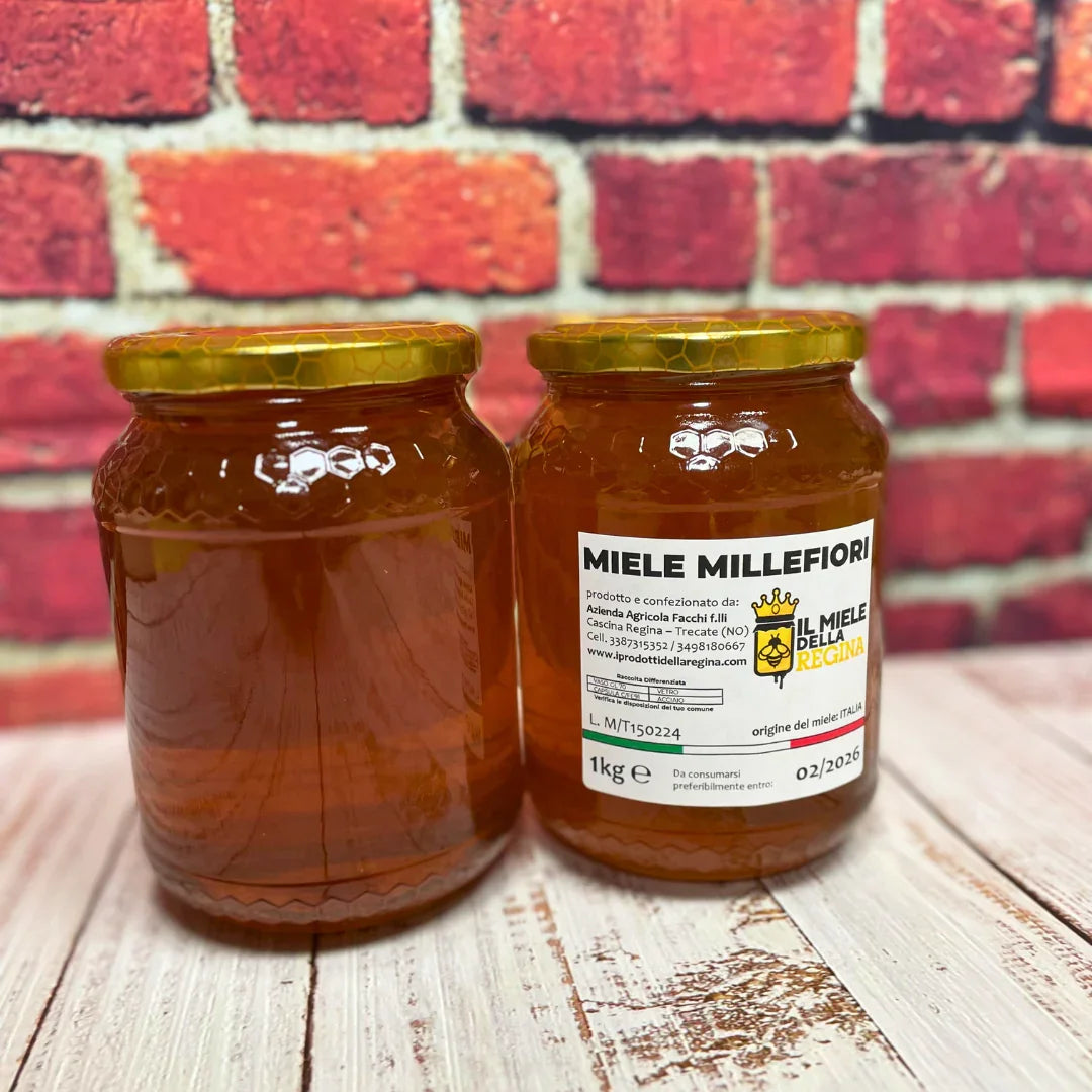 Barattoli da 1kg di miele millefiori italiano con etichetta Il Miele della Regina, prodotti da Azienda Agricola Facchi F.lli, Trecate (NO) presso C'era una volta - Bottega delle Mucche
