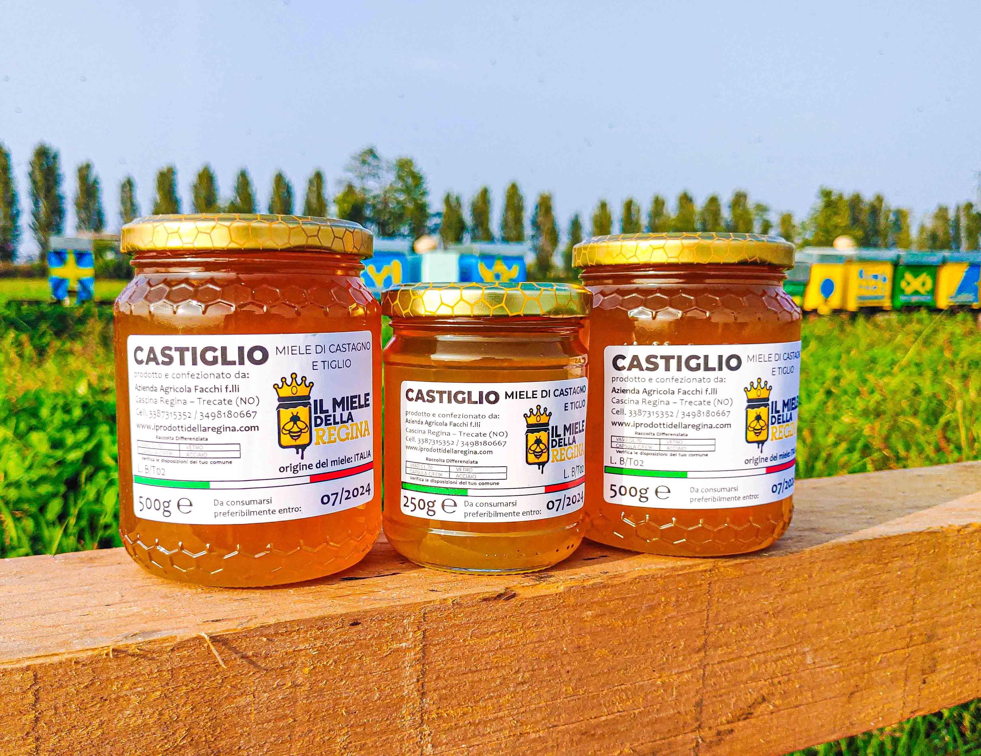 Tre vasetti di miele di castagno e tiglio CASTIGLIO Il Miele della Regina su tavola in legno, azienda agricola Trecate (NO)