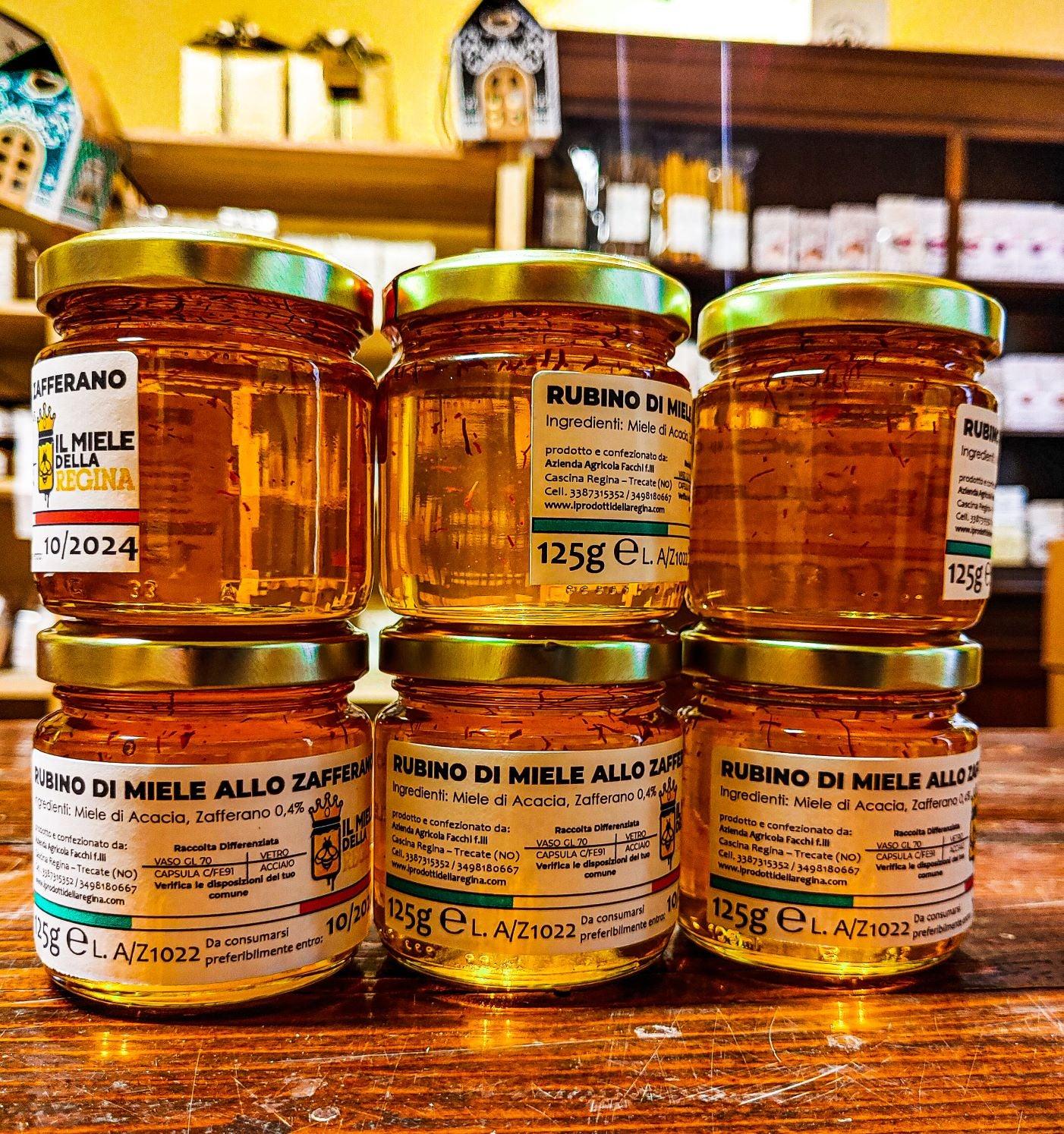 Barattoli di miele di acacia allo zafferano Rubino di Miele su tavolo di legno, C'era una volta - Bottega delle Mucche - Trecate (NO)